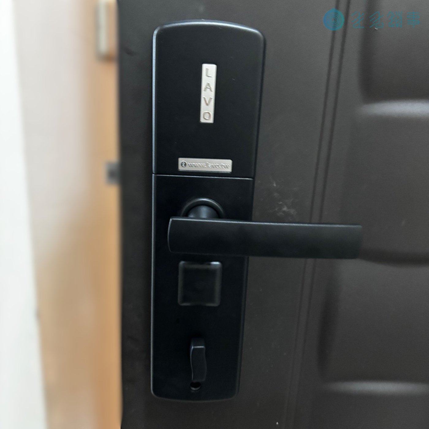 LAVO L11A 黑色電子鎖側面視角，白色 LAVO 標誌、橫向黑色把手與下方兩個操作按鈕