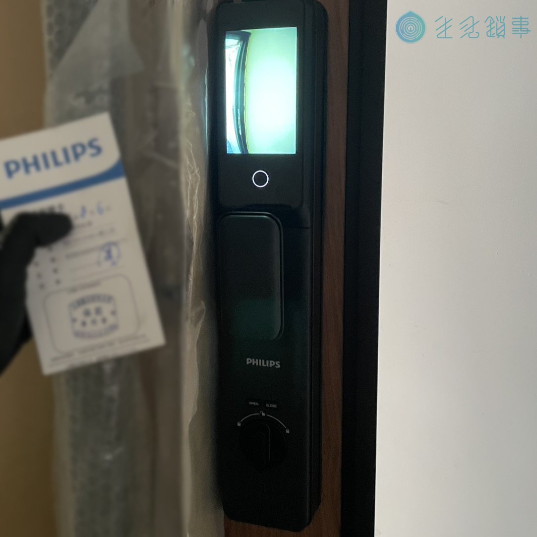 Philips 702FVP 安裝於鋁門門片上的側面現場照