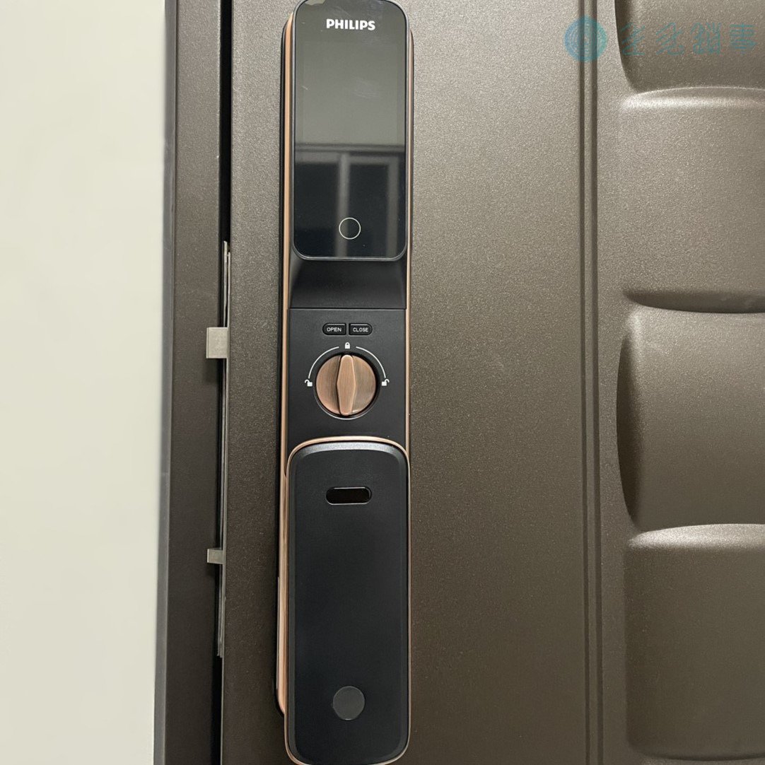 台中市沙鹿區電子鎖安裝實績｜Philips 709-FVP 透天厝庭院大門室內面板側面照