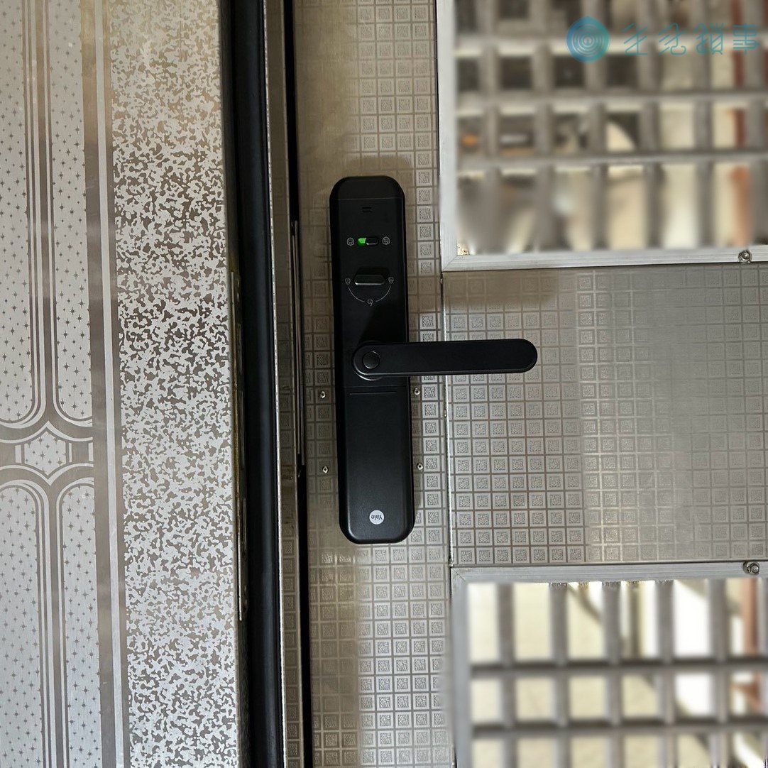 台中市北屯區電子鎖安裝實績，Yale ByYou Pro 白鐵門面板側面近拍完工照