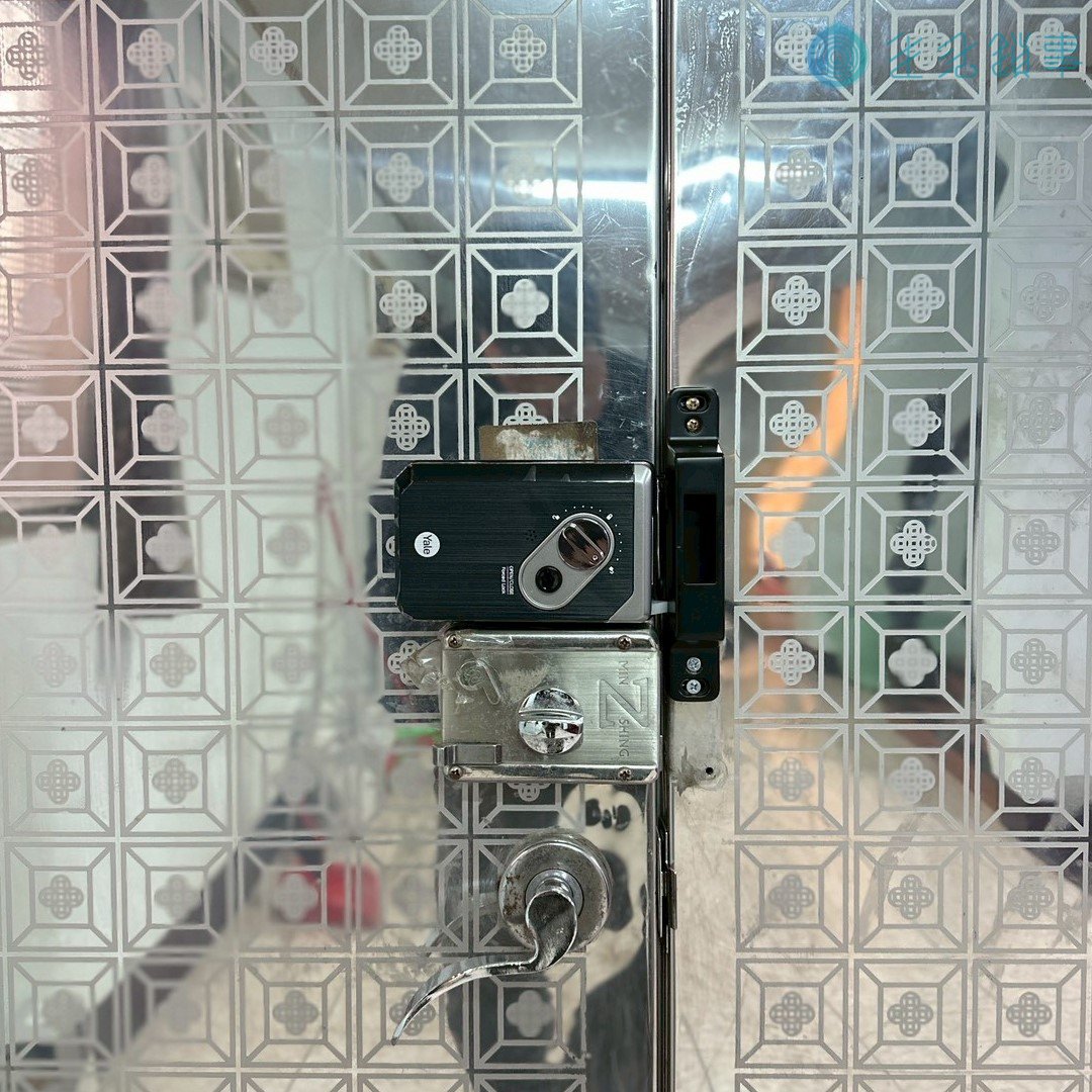 台中市北屯區電子鎖安裝實績｜Yale YDR453A 大樓玄關門 完工照