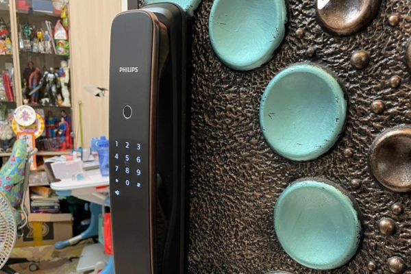 生活鎖事 創辦人: Philips 702E評價、開箱與缺點介紹,並比較與Alpha/9300之間5個細節差異